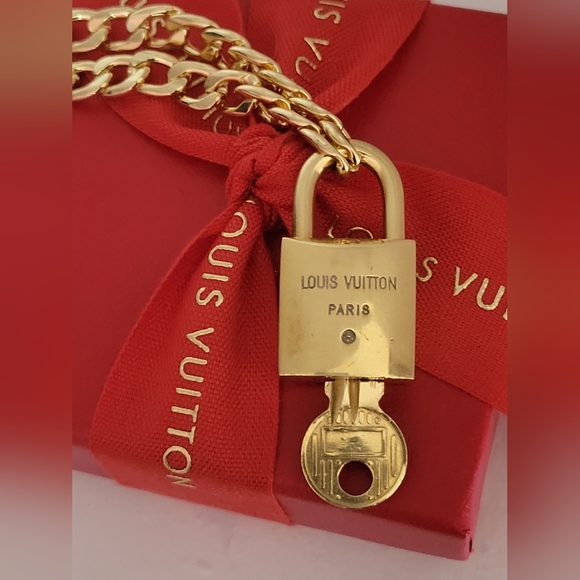200 SERIES LOUIS VUITTON LOCK/KEY ON CHAIN - Picture 3 of 6